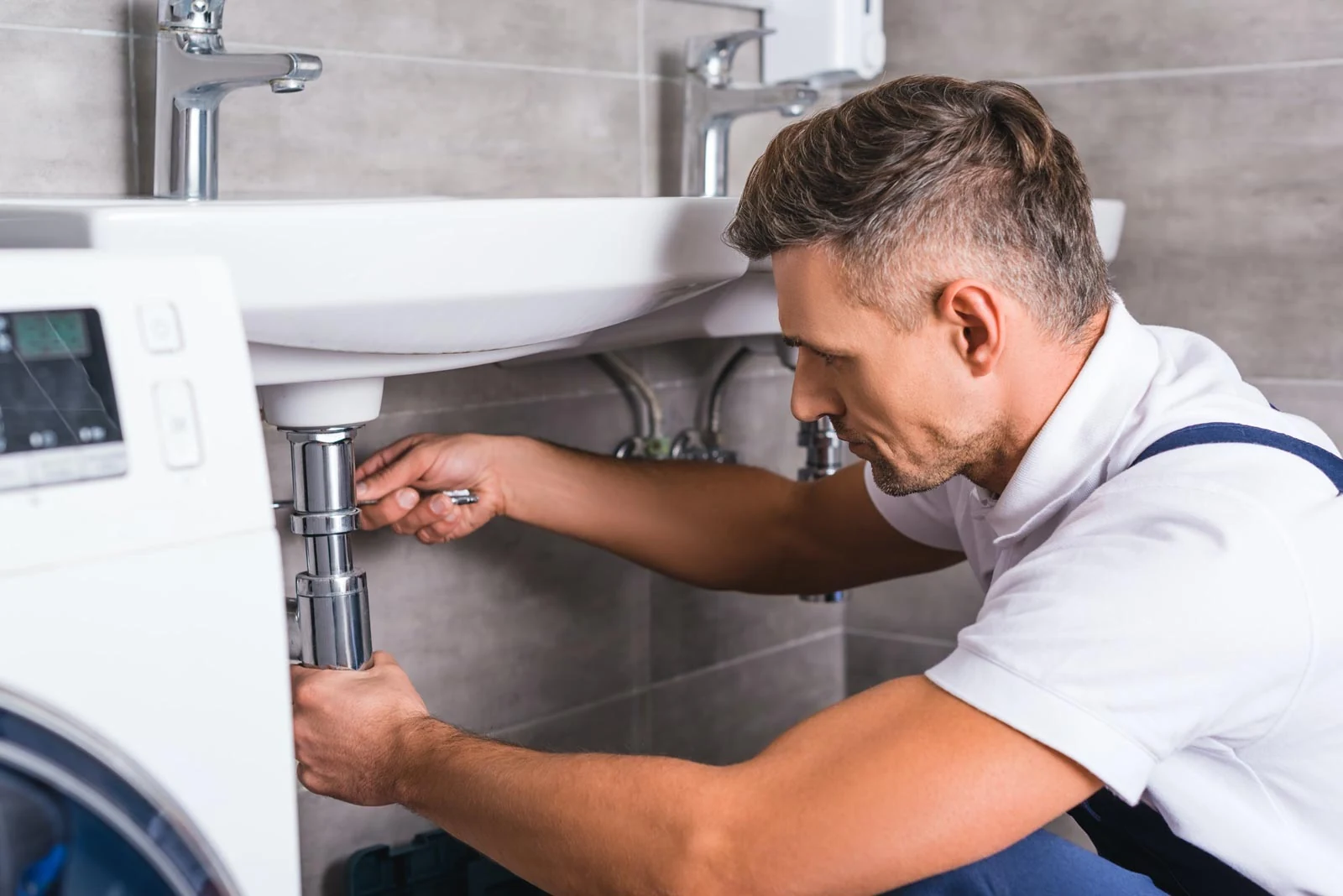 expert plumber fixing bathroom sink